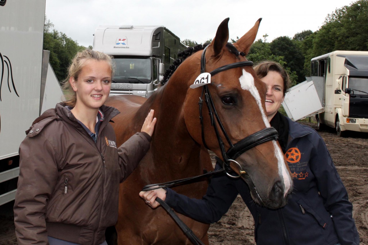 De zusjes Germa en Antoinette met hun merrie naar de keuring